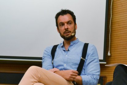 Andrés Castellanos-Gómez, durante una charla en el Instituto de Ciencia de Materiales de Madrid.