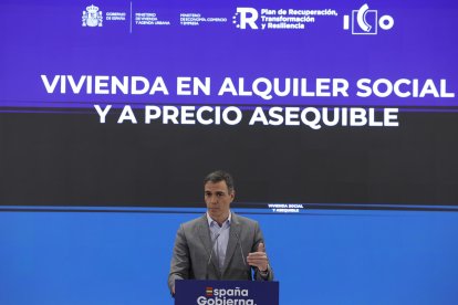 El presidente del Gobierno, Pedro Sánchez, interviene tras la firma de convenios entre los ministerios de Vivienda y Economía y el Instituto de Crédito Oficial (ICO), este lunes en Madrid. EFE/Zipi Aragon