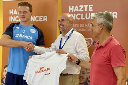 Óscar Lindqvist, Josean Idoeta (Soltra Group) y Boni Álvarez, en la presentación del jugador del Ademar.