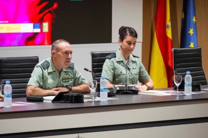 Responsables de la Guardia Civil y de la ONG Diaconía presentan este viernes la campaña 'Y tú, ¿a quién llamarías?' contra la trata de personas en pisos particulares. EFE/ Guardia Civil SOLO USO EDITORIAL/SOLO DISPONIBLE PARA ILUSTRAR LA NOTICIA QUE ACOMPAÑA (CRÉDITO OBLIGATORIO)