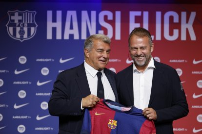 El presidente del FC Barcelona, Joan Laporta (i), junto a Hansi Flick, nuevo entrenador alemán del FC Barcelona. EFE/ Alberto Estévez