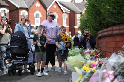 Dos niños depositan flores en el lugar del apuñalamiento múltiple registrado en Southport, Gran Bretaña, el 30 de julio de 2024. EFE/EPA/ADAM VAUGHAN