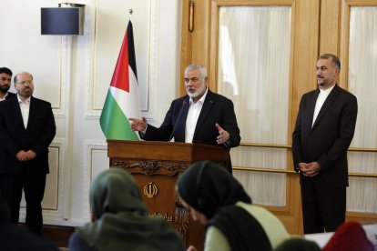 Fotografía de archivo del líder del grupo islamista Hamás, Ismail Haniyeh (C). EFE/EPA/ABEDIN TAHERKENAREH