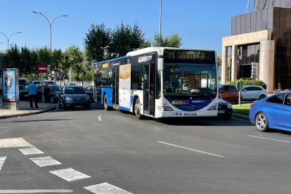 Un choque impacta con un bus en la glorieta del Edificio Europa y provoca atascos en todo el entorno