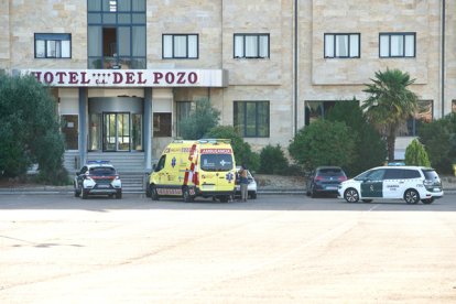 Ambulancia y Guardia Civil a la entrada del Chalé de Pozo, donde esta mañana se ha registrado una pelea