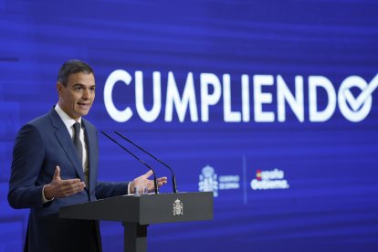 El presidente del Gobierno, Pedro Sánchez, hace este miércoles balance del curso político antes del paréntesis de agosto, al que el Ejecutivo llega con un preacuerdo con ERC para la investidura de Salvador Illa en Cataluña, con el anuncio de una querella contra el juez que investiga a Begoña Gómez y con buenos datos económicos pero sin presupuestos. EFE/ Mariscal