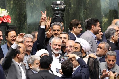 Fotografía de archivo en donde se ve al líder político de Hamas, Ismail Haniyeh (C), que hace un signo de victoria rodeado de legisladores iraníes en el parlamento iraní en Teherán, Irán. EFE/Abedin Taherkenareh