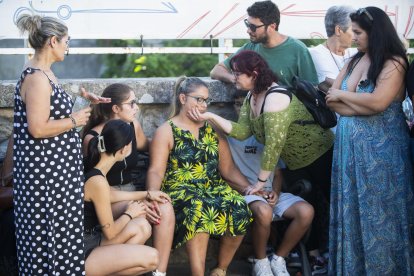 Familiares de los fallecidos en el naufragio del Argos Georgia, en un minuto de silencio celebrado la semana pasada en Bayona EFE/Salvador Sas