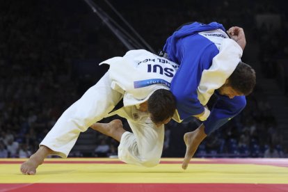 El español Niko Shera (azul) combate contra el suizo Daniel Eich en la ronda de cuartos de final de la categooría -100kg en judo masculino en el marco de los Juegos Oímpicos París 2024, este jueves, en la capital francesa.