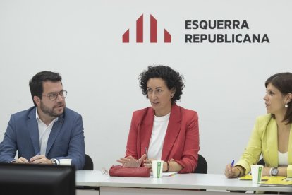 Imagen de la comisión permanente de ERC reunida el pasado día 15, presidida por la secretaria general del partido Marta Rovira (c), después de su retorno a Catalunya y acompañada por Pere Aragonés y Marta Vilalta (d) EFE/Marta Pérez.