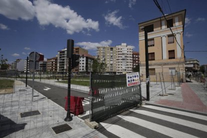 Las valles cierran la entrada a la urbanización del nuevo sector de la estación de Feve.