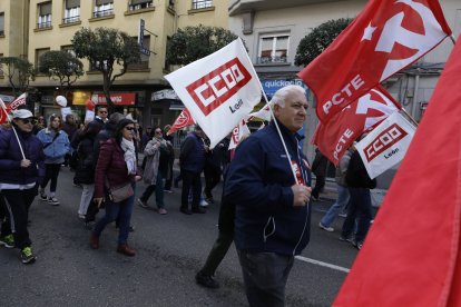 Un manifestante sostiene un banderín de CCOO el pasado Día Internacional de los Trabajadores.