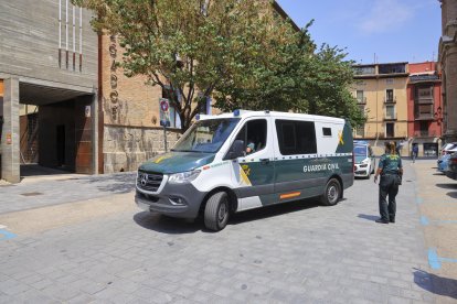 Agentes de la Guardia Civil han detenido a cinco trabajadores del centro de atención a menores de la localidad de Ateca (Zaragoza), en la imagen.EFE/ Toni Galán