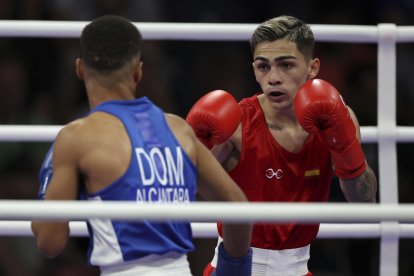 El boxedor español Rafael Lozano Serrano (rojo) se enfrenta al dominicano Yunior Alcantara Reyes (azul) durante su combate de boxeo masculino de 51kg de cuartos de final. EFE/ Miguel Gutiérrez