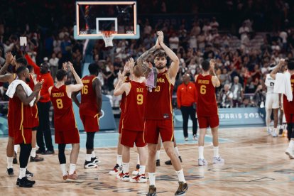 La seleccion española masculina de baloncesto se despide del público tras perder ante Canadá. EFE/EPA/ALEX PLAVEVSKI