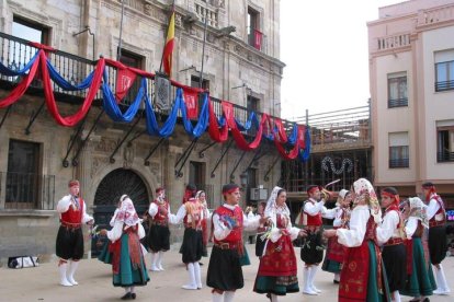 Foto de archivo del grupo folclórico Val de San Lorenzo.