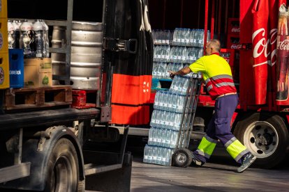 Un repartidor trabajando este viernes.