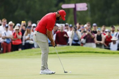 Jon Rahm no pasa de la quinta posición en París.