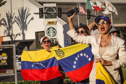 Venezolanos participan de una manifestación tras las elecciones presidenciales del domingo en las que el Consejo Nacional Electoral (CNE) dio como ganador a Nicolás Maduro, el 2 de agosto de 2024, en la ciudad de Tijuana, estado de Baja California (México). EFE/Joebeth Terríquez