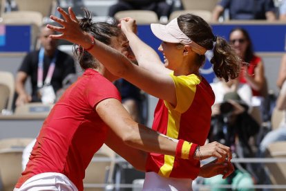 Cristina Bucsa y Sara Sorribes celebran tras ganar a las checas Karolina Muchova y Linda Noskova.