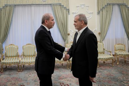 El presidente de Irán, Masud Pezeshkian (D), junto al ministro de Exteriores de Jordania, Ayman Safadi (I), este domingo en Teherán.EFE/EPA/PRESIDENTIAL OFFICE HANDOUT HANDOUT EDITORIAL USE ONLY/NO SALES