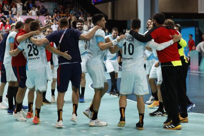 Los jugadores españoles celebran la victoria ante Croacia durante el partido de ronda preliminar de balonmano masculino, entre España y Croacia, en los Juegos Olímpicos París 2024 que se celebra, este domingo, en la capital francesa. EFE/ Miguel Toña