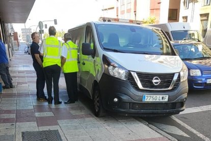 Vehículo de los servicios funerarios en las inmediaciones del lugar del suceso