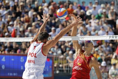 El español Pablo Herrera (d) durante el partido de octavos de final del torneo olímpico de voley playa masculino contra los polacos Michal Bryl (i, de espaldas) y Bartosz Losiak. EFE/Lavandeira Jr