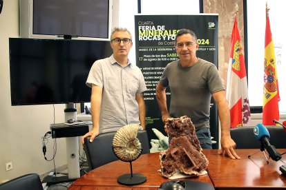 El director del Museo de la Siderurgia y la Minería ubicado en Sabero, Roberto Fernández, presenta la IV edición de la Feria de minerales, rocas y fósiles de Castilla y León, acompañado del coordinador del evento, José Vicente Casado, y el delegado territorial de la Junta, Eduardo Diego.