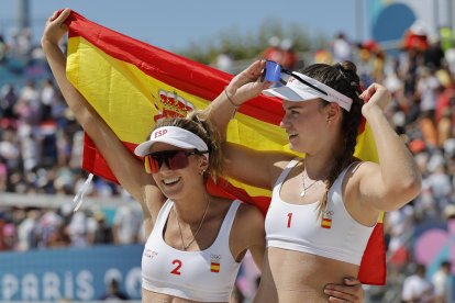 Las españolas Daniela Álvarez (D) y Tania Moreno (I) celebran después de derrotar a Katja Stam y Raisa Schoon, de Holanda, en la ronda de octavos de final de voley playa de los Juegos Olímpicos de París 2024. EFE/Lavandeira Jr.