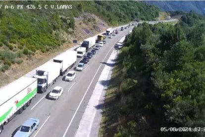 Tráfico a media tarde de este lunes en la A-6 entre Herrerías y El Castro.