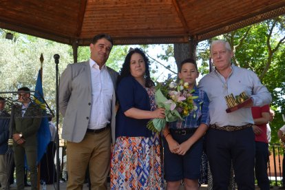 El alcalde, Ricardo Barrientos, junto la Paisano de Honor, Juan Marcos Alonso, y su familia.