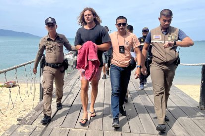 Koh Phangan (Thailand), 07/08/2023.- A Spanish chef alleged murder suspect Daniel Jeronimo Sancho Bronchalo (2-L), is escorted by Thai police officers as they arrive at a port before going to the court in Koh Samui island, southern Thailand, 07 August 2023. Thai police arrested a 29-year-old Spanish nationality Daniel Jeronimo Sancho Bronchalo accused of killing a Colombian surgeon Edwin Arrieta Arteaga and dismembering his body before dumping some parts in a rubbish dump and other parts including his head in the sea, police said. (España, Tailandia) EFE/EPA/SOMKEAT RUKSAMAN
                      KOH PHANGAN (TAILANDIA), 07/08/2023.- El chef español Daniel Jerónimo Sancho, hijo del actor Rodolfo Sancho, es escoltado por la policía tailandesa en el puerto de la isla Koh Samui, en Tailandia, de camino a los juzgados. El joven de 29 años ha sido acusado de asesinar al cirujano colombiano Edwin Arrieta Arteaga y de desmembrar su cuerpo para luego depositar las partes en el vertedero y en el mar, según datos policiales. EFE/Somkeat Ruksaman