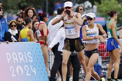 Los españoles Alvaro Martin (i) y María Pérez (d) durante la prueba del relevo mixto de marcha, en la que se proclamaron campeones olímpicos. EFE/EPA/TOLGA AKMEN