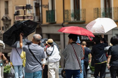 Varios turistas se protegen del sol en Toledo. EFE/Ángeles Visdómine