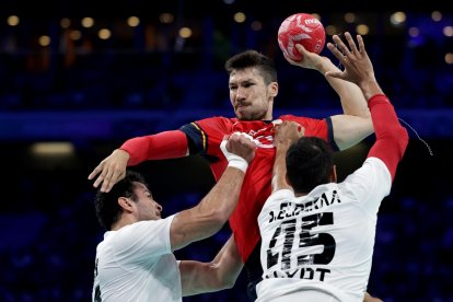 El jugador español Alex Dujshebaev (C) lanza durante el partido de cuartos ante Egipto. EFE/EPA/ALEX PLAVEVSKI