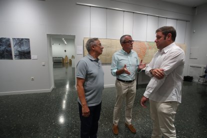 Jesús Álvarez Courel, Luis Antonio Moreno e Iván Alonso, en la muestra sobre en ensanche de Ponferrada, en la Casa de la Cultura