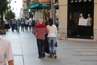 Varias personas caminan por la calle Ancha.