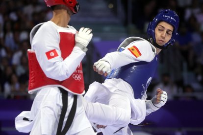 El azerbayano Gashim Magomedov (rojo) y Adrian Vicente Yunta (azul) en acción durante el combate de cuartos de -58kg en el Grand Palais en Paris, FranciaEFE/EPA/TERESA SUAREZ