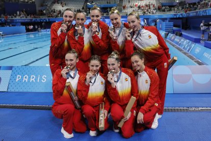 Las nadadoras españolas posan con la medalla de bronce tras la prueba de Rutina Acrobática por equipos femeninos de Natación Artística, en el marco de los Juegos Olímpicos París 2024, este miércoles, en el Centro Acuático de Saint-Denis. EFE/ Lavandeira Jr