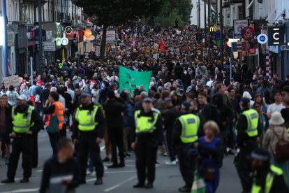 Agentes de policía se encuentran en el perímetro de manifestantes antirracistas en Walthamstow, al este de Londres, Gran Bretaña. EFE/EPA/ANDY RAIN