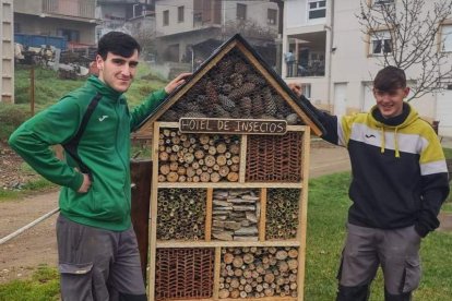 Dos de los autores del ‘hotel’ para insectos de Corullón.