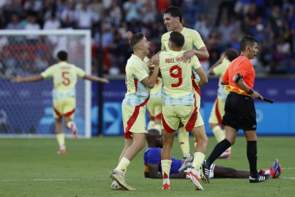 Los jugadores españoles celebran el título olímpico en fútbol tras superar en la final a Francia.