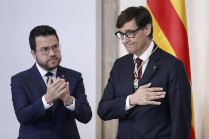 El presidente electo de la Generalitat, Salvador Illa (d), y el expresidente, Pere Aragones, durante el acto de toma posesión de Illa este sábado en Barcelona. Illa fue investido el pasado jueves, fecha en la que el expresidente catalán Carles Puigdemont hizo una fugaz irrupción en la capital catalana tras la que huyó para eludir su detención. Puigdemont asegura encontrarse ya de regreso a Waterloo (Bélgica). EFE/ Andreu Dalmau