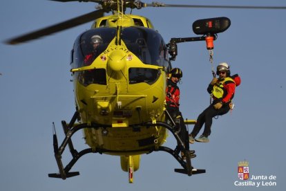 Un instante durante una de las operaciones de rescate llevadas a cabo por los Servicios de Emergencia durante la jornada de este sábado.