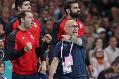 El seleccionador español Jordi Ribera da indicaciones a sus jugadores durante el partido por el bronce de París 2024 que su equipo se adjudicó ante Eslovenia. EFE/EPA/ALEX PLAVEVSKI