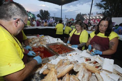 Imagen del reparto de bocadillos de chorizo al vino ayer en Valdevimbre.