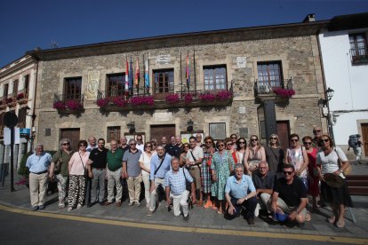 Imagen de familia del grupo de relojeros que se dieron cita en Villafranca.