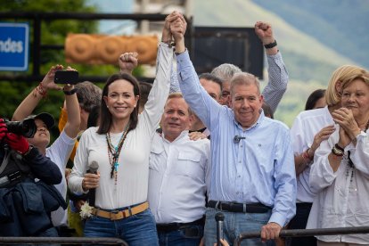 Fotografía de archivo del 30 de julio de 2024 donde se observa a la líder opositora venezolana María Corina Machado (i) junto al abanderado opositor de las pasadas elecciones para la presidencia, Edmundo González Urrutia, en una manifestación en Caracas (Venezuela). EFE/ Ronald Peña R.