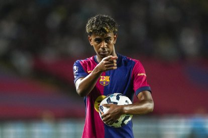 El delantero del Barcelona Lamine Yamal durante el partido del torneo Joan Gamper, que Barcelona y Mónaco disputaron en el estadio Olímpico Lluis Companys. EFE/ Alejandro García